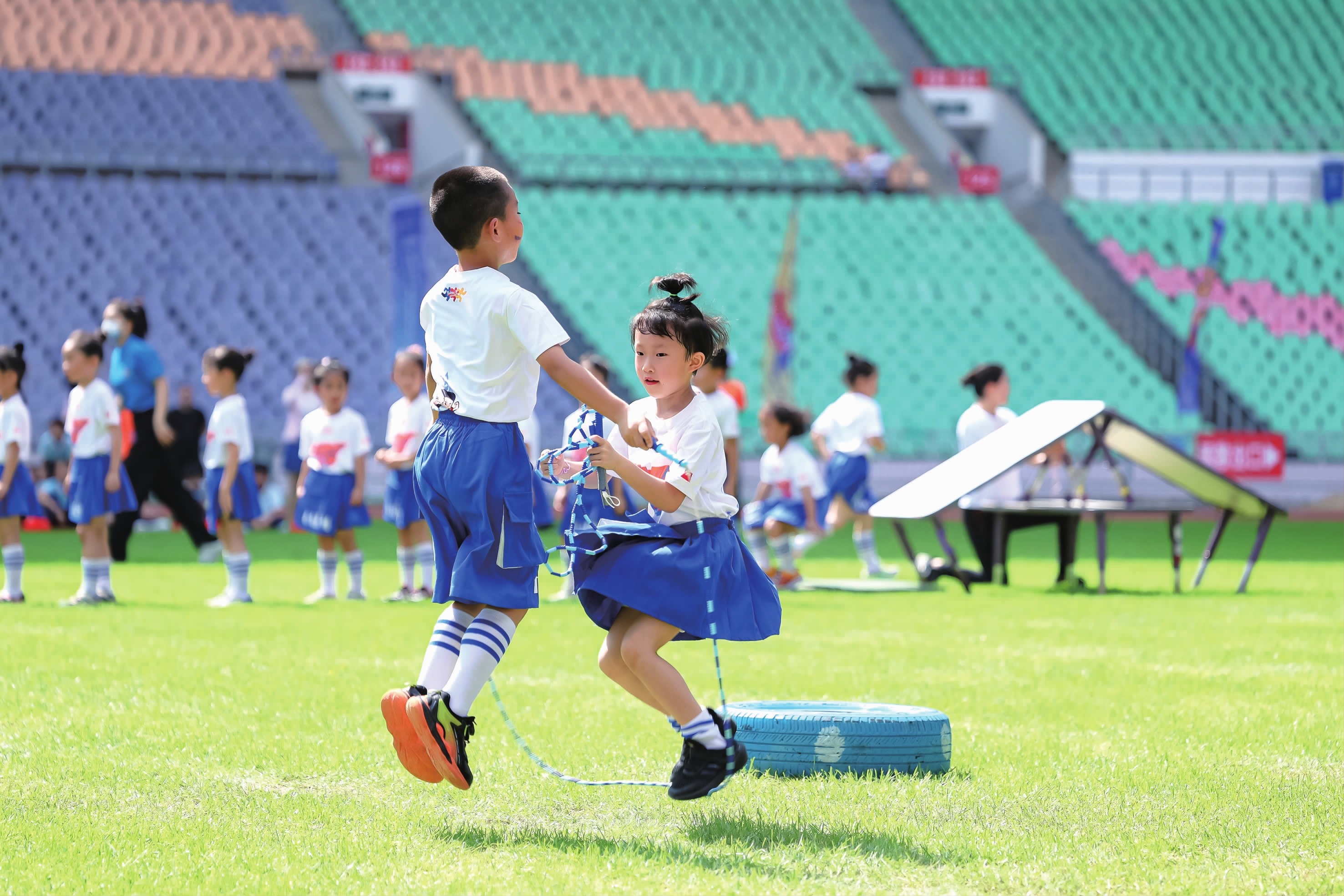 独行侠安东尼-戴维斯拒绝手术：伤病隐忧与未来悬念